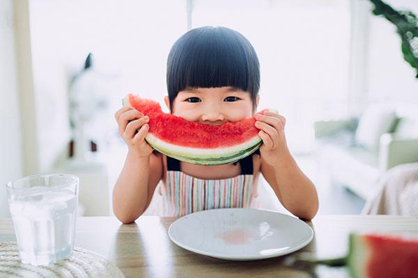 亚洲幼儿吃西瓜