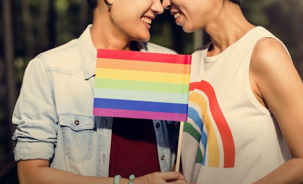 两个女人和一面彩虹旗